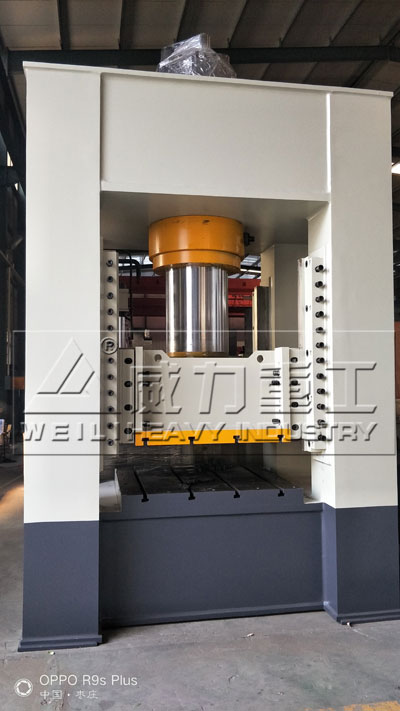 汽車側(cè)圍裝飾板復合材料成型框架式液壓機雙向泵的選擇