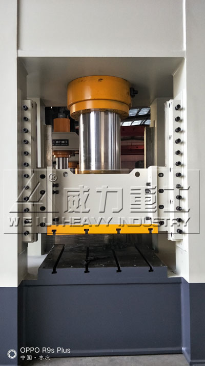 汽車側(cè)圍裝飾板復合材料成型框架式液壓機雙向泵的選擇